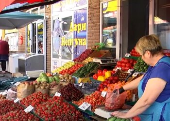 Цены на ягоды и фрукты. Фото: скрин youtube