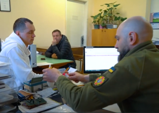 Визит в ТЦК. Фото: скрин youtube