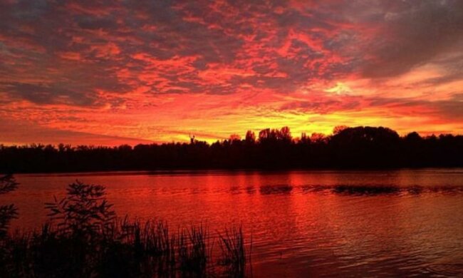 Кияни в захваті від багряного неба над містом (фото)
