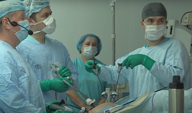 Тернопольский хирурги удалили женщине опухоль размером с яйцо - боги со скальпелями