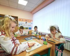 Нету книг, парт и других принадлежностей: "новая" украинская школа встретит детей-по старому, родители крайне обозлены и требуют объяснений