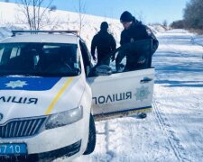 На Прикарпатті знайшли зниклу жінку в сірому плащі, донька сивіє від горя: "Ось ти де, матусю..."