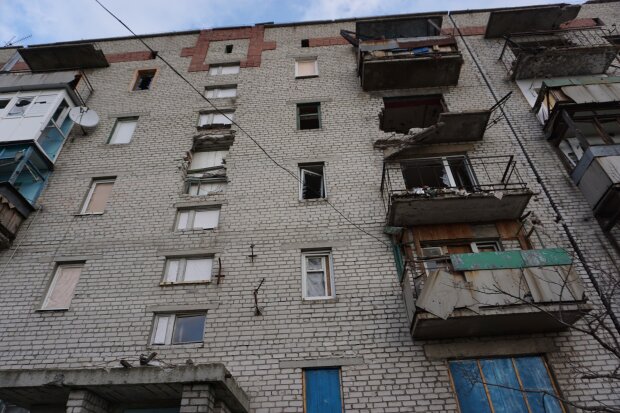 Российский боевой вертолет обстрелял жилую многоэтажку, видео