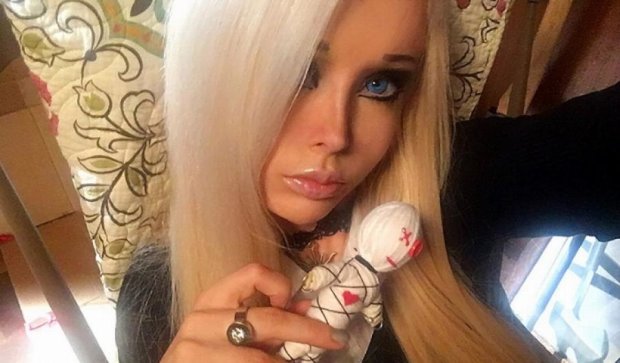 Фотосессия Одесской Барби с ножом и куклой «вуду» (фото)
