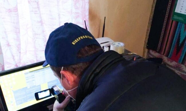 Малолітній хакер заволодів "брудною білизною" мільйонів - продавав секретні дані за шалені гроші