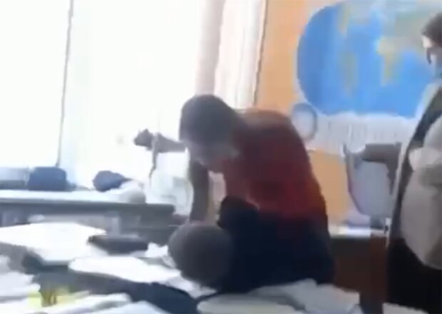 Учительница таскала за руку плачущего ребенка, скриншот