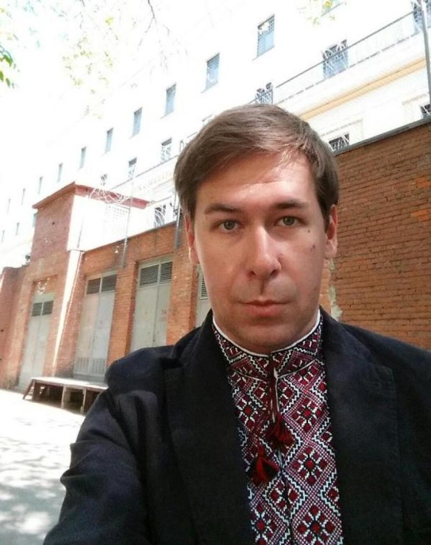 Адвокат Савченко пришел в СИЗО в вышиванке