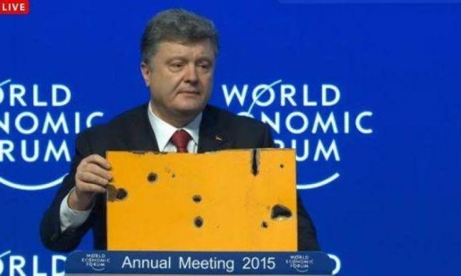 Порошенко привіз у Давос шматок маршрутки з Волновахи