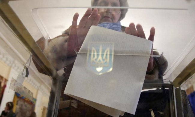 Українці підняли бунт на виборчих дільницях: розривали, псували і розписували бюлетені