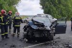 На Львовщине три машины не поделили дорогу, кровь на обочине: изувеченные тела вырезали из груды металла