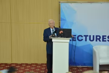 Нобелівський лауреат в Україні: світило німецької медицини поділився досвідом
