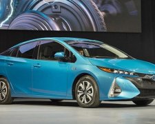 Toyota Prius нового покоління заряджається від мережі за 2 години (фото, відео)