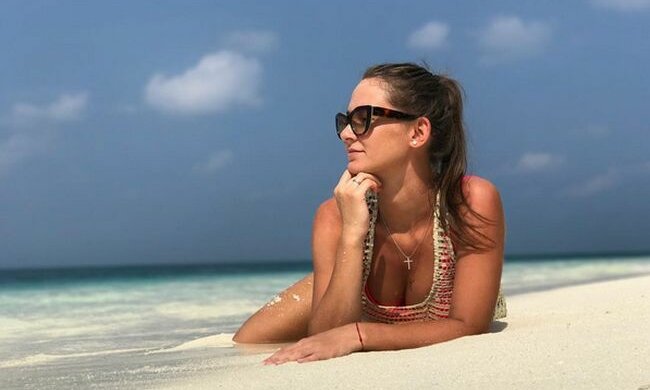 Жена Сидорчука лишила фанатов сна обнаженными фото с пляжа: "Какие ножки"