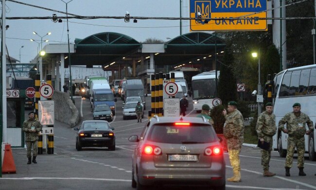 На кордоні під Львовом засікли дивакуватого чоловіка: переплутав зубну щітку з градусником