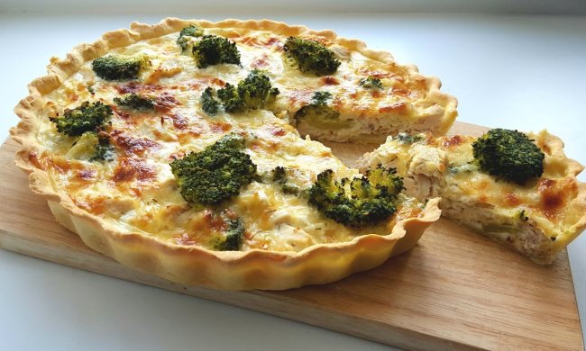 Готуємо разом: смачний пиріг з куркою і брокколі