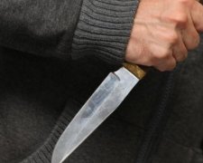 Невідомий погрожував ножем одеським школярам