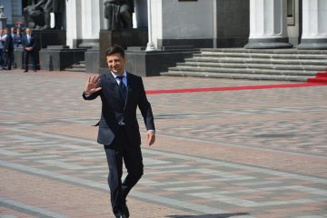 Зеленский - президент: Кличко на велосипеде, соратник Порошенко в больнице, а звезды гуляют