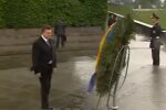 Янукович і вінок, фото YouTube