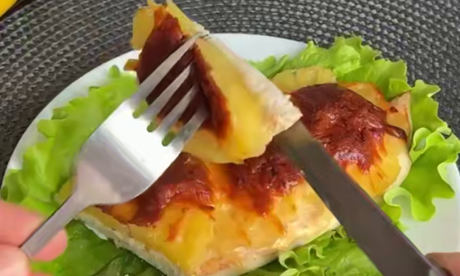 Курка з ананасами, кадр з відео