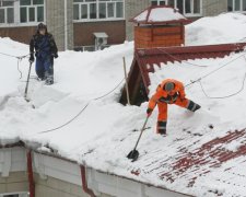 Велетенська бурулька вбила жінку в центрі столиці, від голови нічого не залишилося: відео суворо 18+