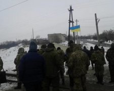 На допомогу "блокадникам" прибули ветерани АТО та активісти