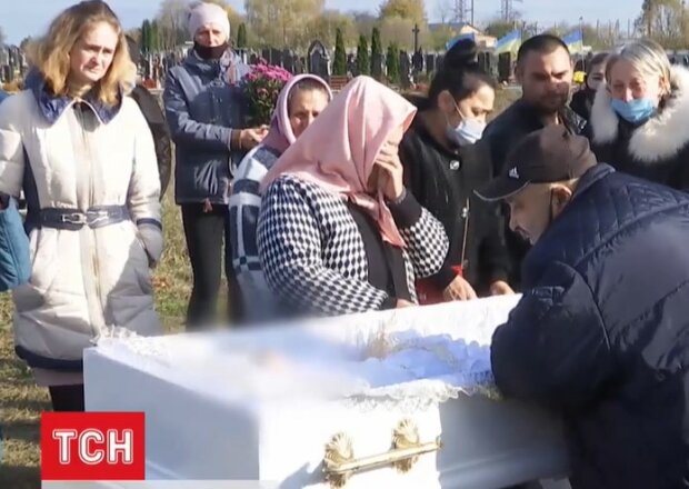 На Хмельнитчине похоронили 4-летнюю девочку, которую замучила мать, скриншот