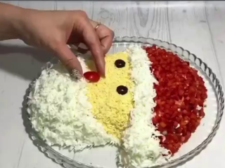 Салат "Санта Клаус", кадр из видео