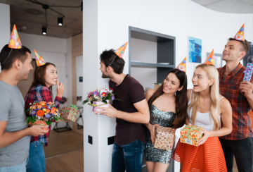 Не поздравляй заранее и следи за первым гостем: какие тайные знаки судьбы скрывает твой день рождения