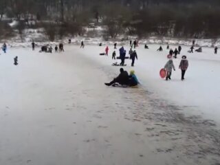 Катання на санчтах, скріншот із відео