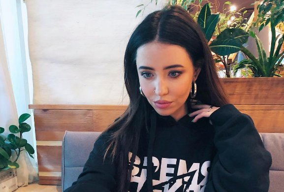 Дорофеева в развратном образе потеряла штаны, фанаты ликуют: девушка с обложки