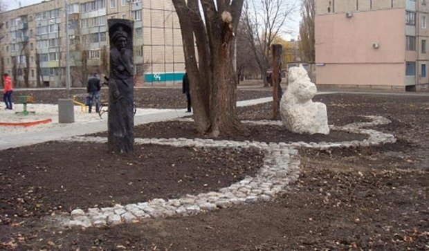 У криворізькому сквері з'явилися козацькі ідоли з таємничими знаками (фото)