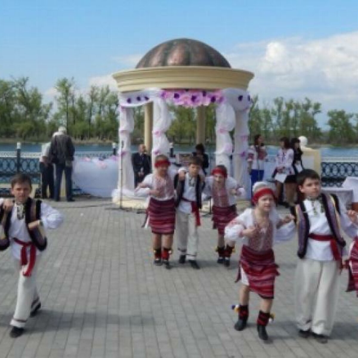 В Голой пристани протестовали против закрытия школы искусств - ЗНАЙ ЮА