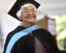 Никогда не поздно осуществить мечту: 105-летняя женщина наконец-то получила свой диплом магистра