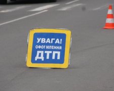 Перевернута вантажівка перекрила рух у Львові