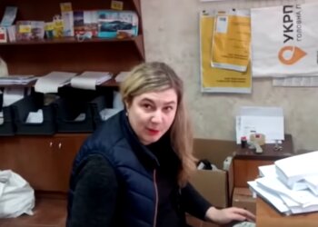 Работница Укрпочты из Кривого Рога отказалась разговаривать на украинском, скрин с видео