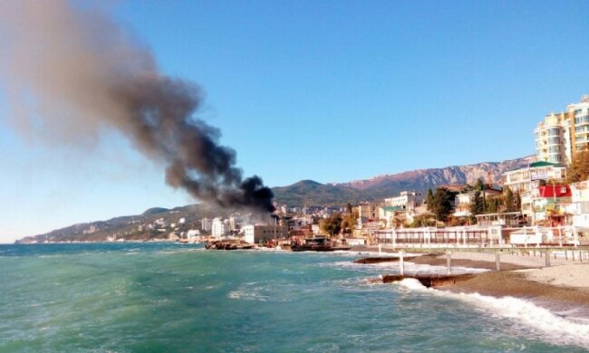 У порту Ялти вщент згорів теплохід (фото)