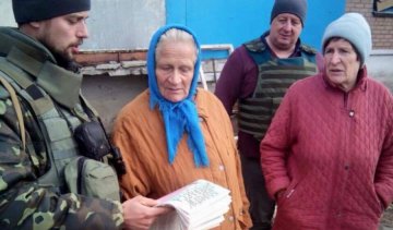 Военные привезли пенсионерам Донбасса украинские газеты (фото)