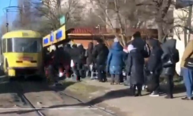 Черга на трамвай, фото: Курс Одеса