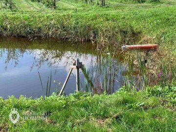 Нефть в водоеме, фото: Львовские новости