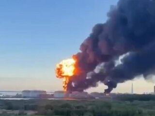 Черный дым над Санкт-Петербургом после удара дронов по нефтяному терминалу накануне экономического форума