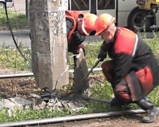 Упавшая опора ЛЭП парализовала движение транспорта  в центре Киева (обновлено)