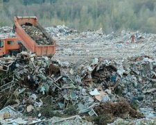 Завалений сміттям Полігон №6 отруює життя киян (фото)