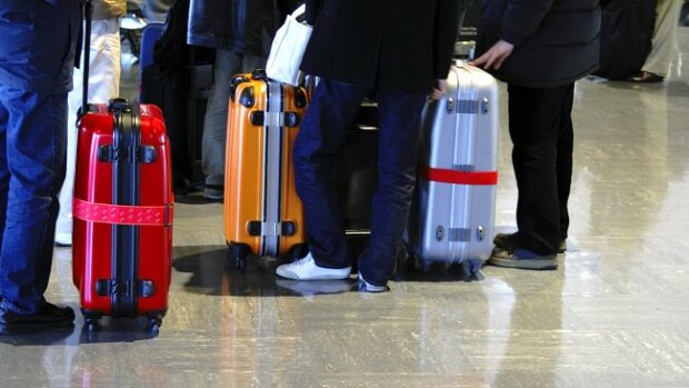 Фото из открытых источников - люди с чемоданами