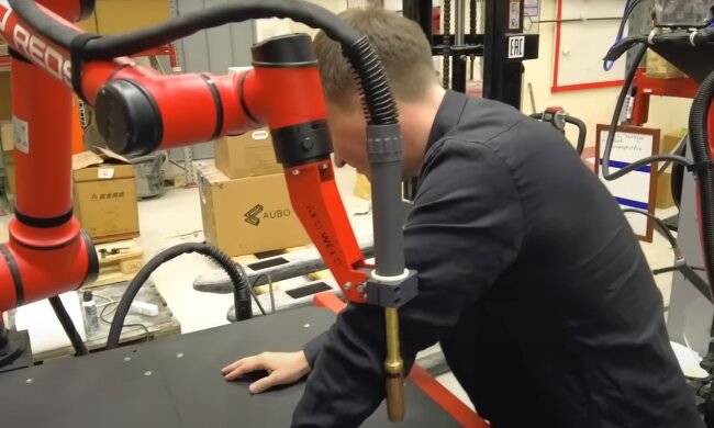 Промисловий робот, скріншот: Youtube