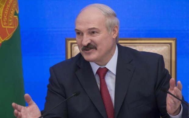 Всіх обманув: Лукашенко вперше з'явився на публіці після "інсульту"
