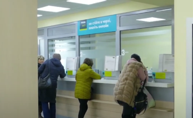 Украинцы в банке. Фото: скрин youtube