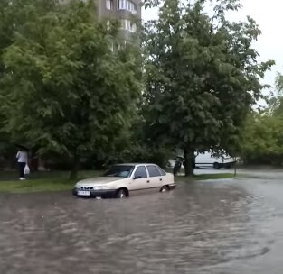 Львів перетворився на озеро після потужної зливи, галичани промокли до нитки - "Попливли"