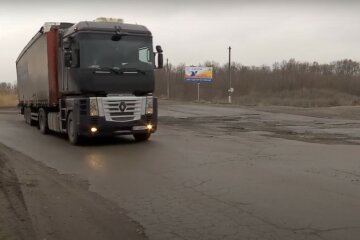 Дорогу під Дніпром показали моторошними фото, у водіїв здають нерви: "Бомбардування?"