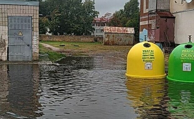 Попливли разом зі сміттям - у Києві двори позбулися контейнерів через зливу