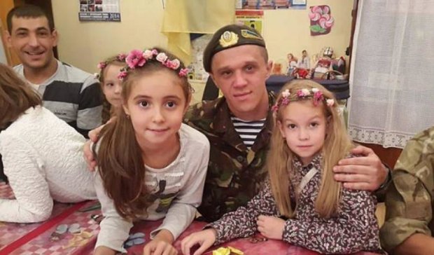 Поранені військові сплели віночки і сітки з дітьми в Мукачевому (фото)